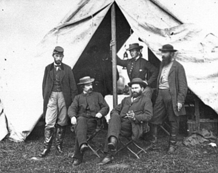 Allan Pinkerton (seduto a destra)